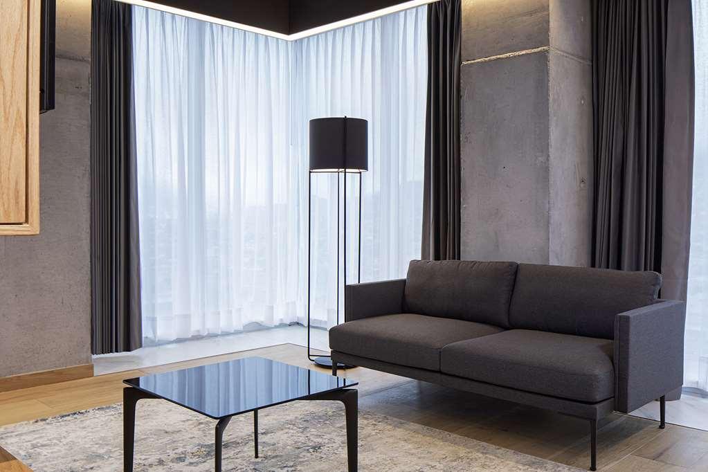 Galeria Plaza Monterrey Quarto foto A floor lamp