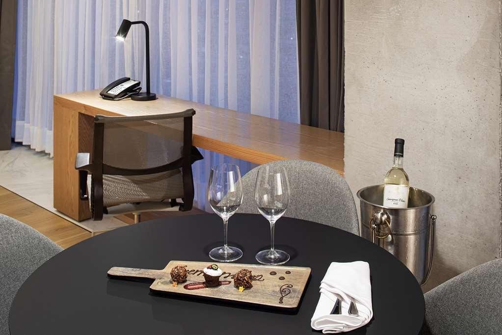 Galeria Plaza Monterrey Exterior foto A wine and cheese plate