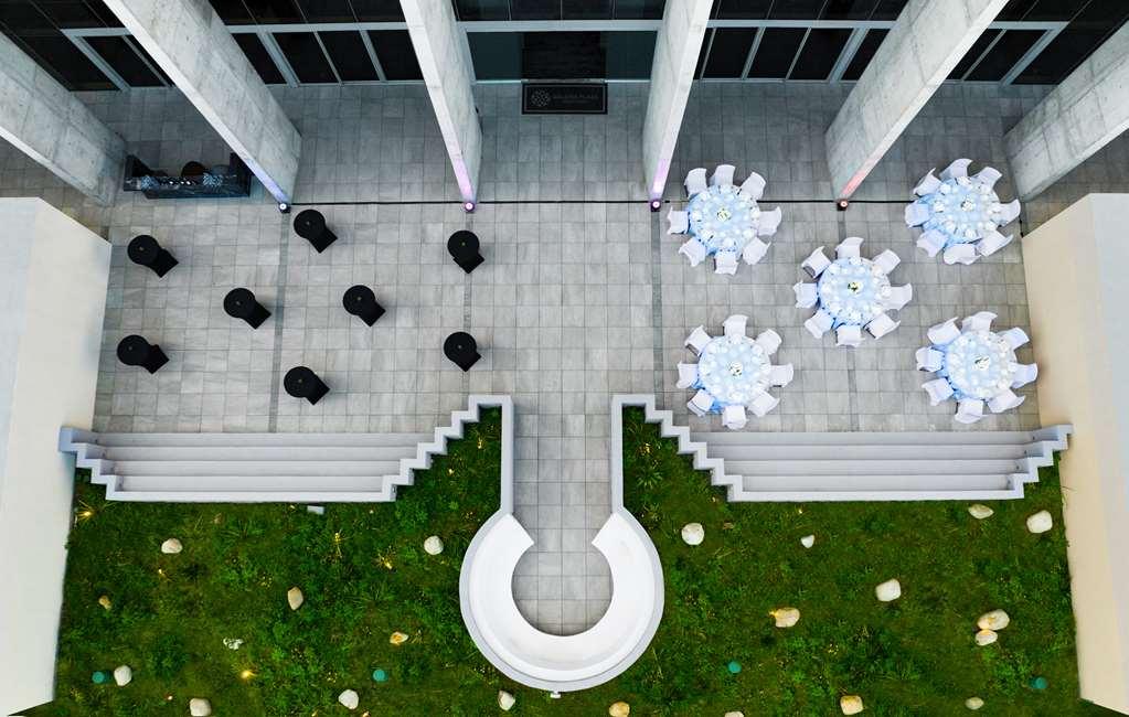 Galeria Plaza Monterrey Exterior foto The courtyard of the museum