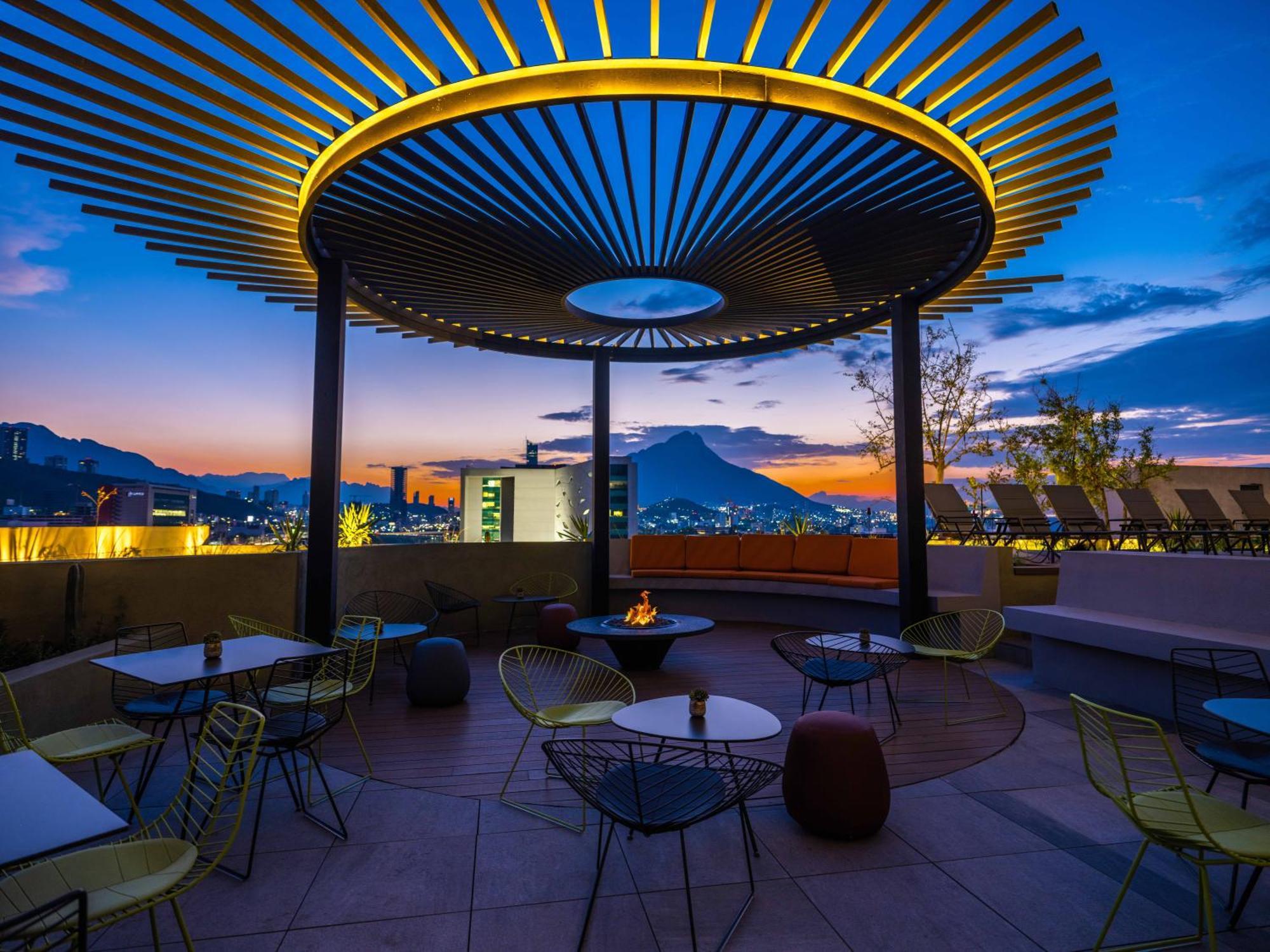 Galeria Plaza Monterrey Exterior foto Rooftop bar at the hotel
