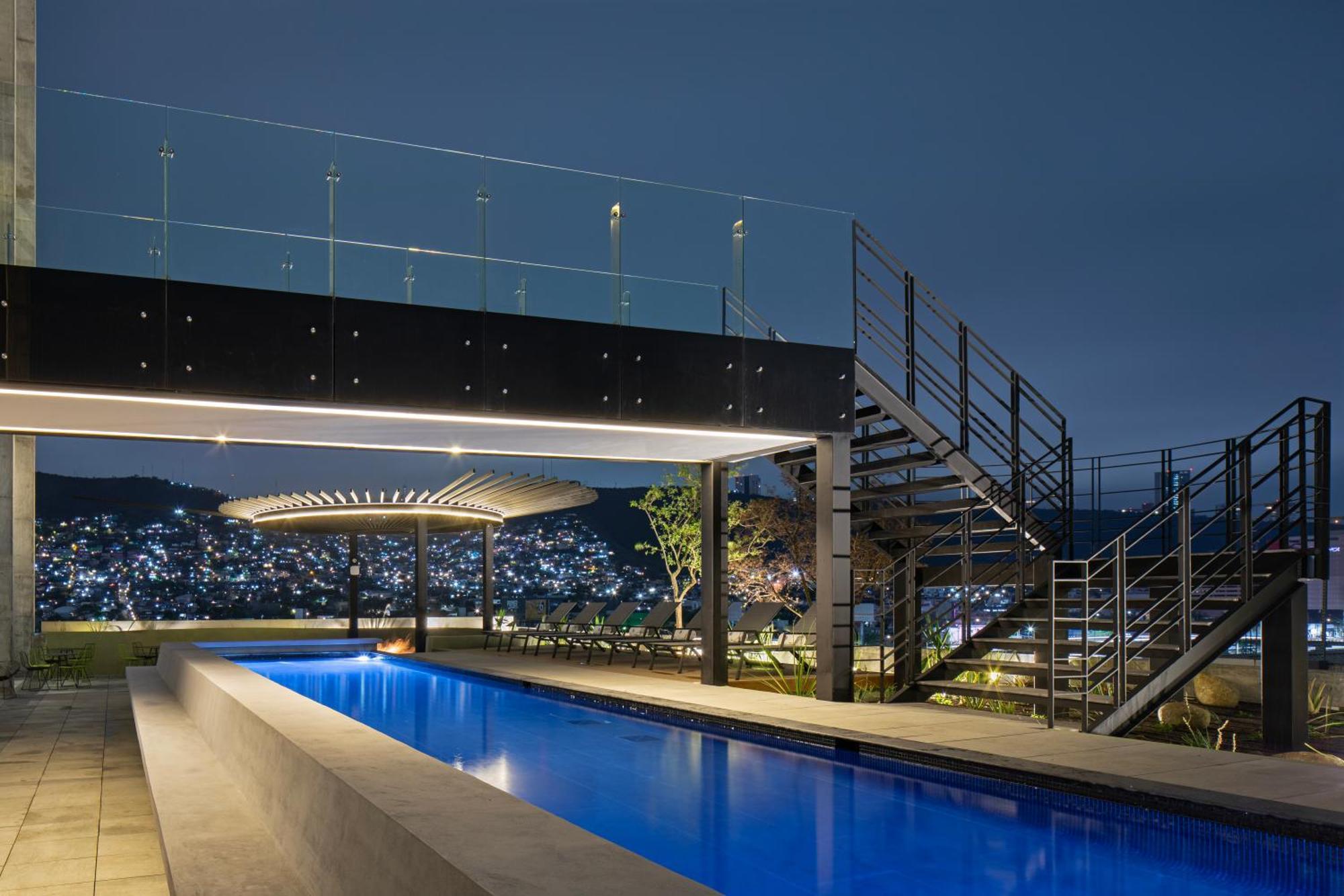 Galeria Plaza Monterrey Exterior foto Rooftop pool at the hotel