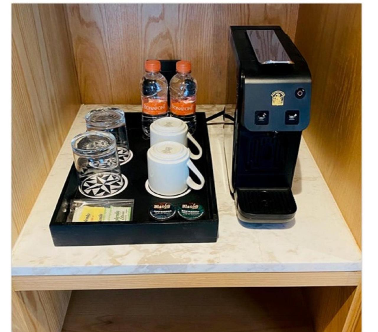 Galeria Plaza Monterrey Quarto foto A Nespresso coffee machine in a hotel room